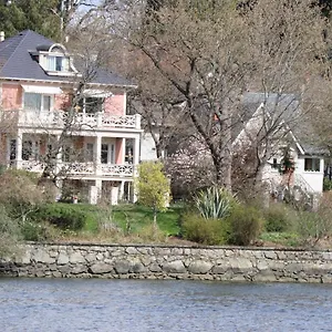 Gasthof Lipton Place By Elegant Waterfront, Esquimalt